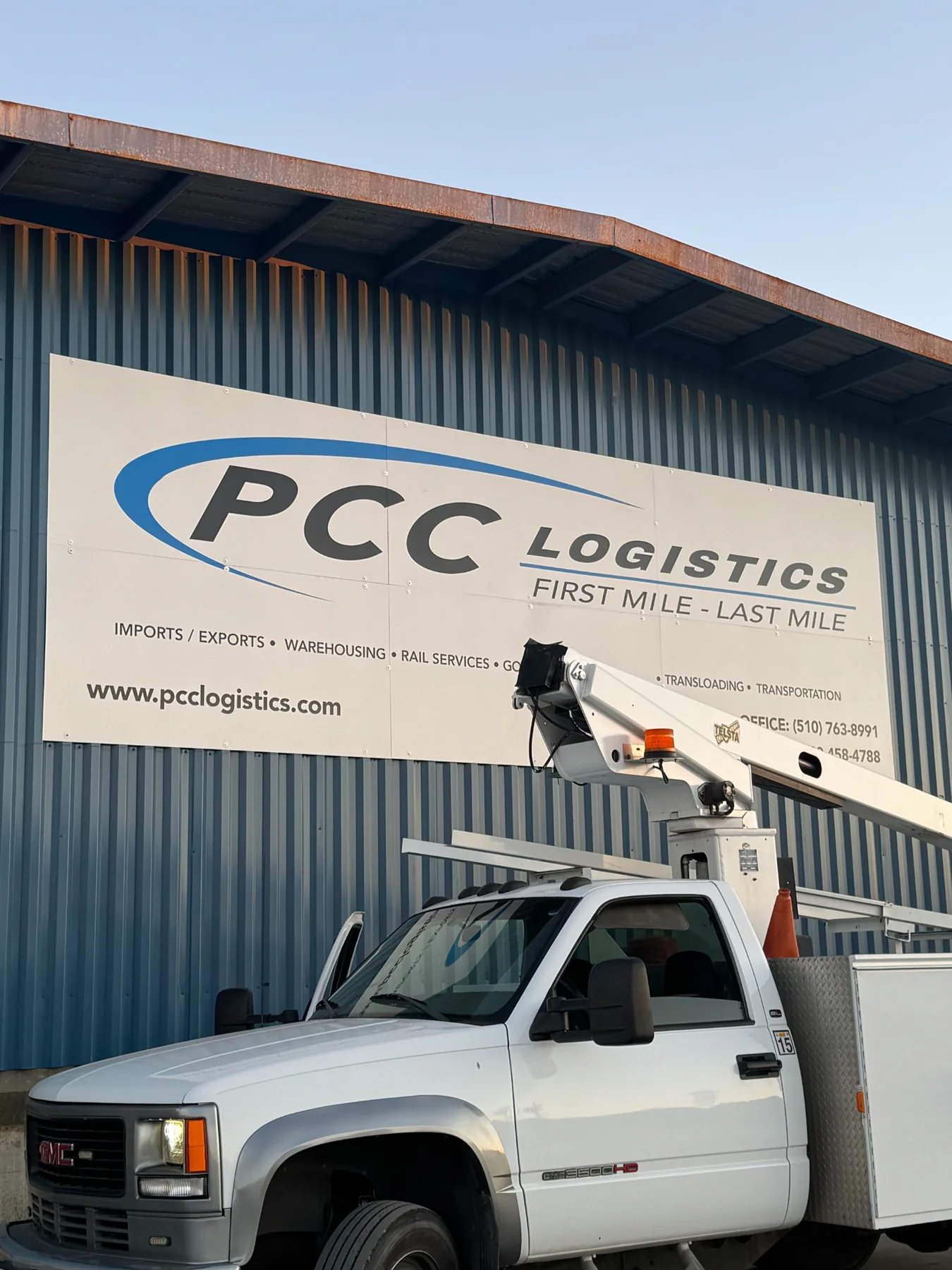 Letrero exterior de PCC Logistics