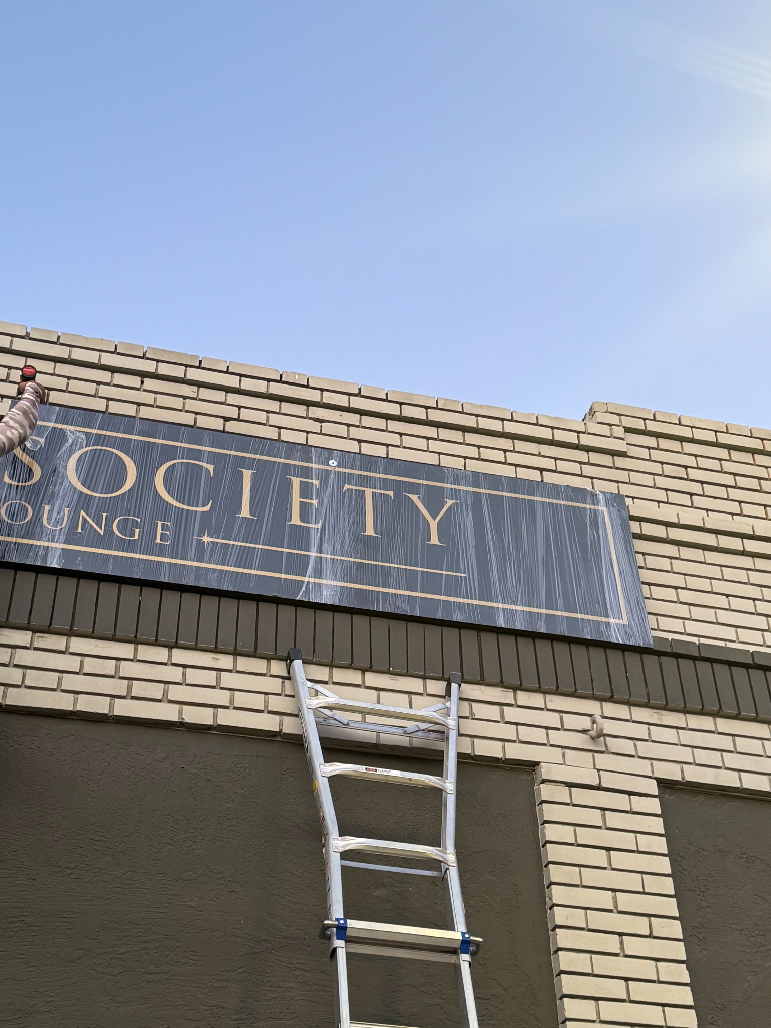 Instalación del letrero de Public Society en Ceres