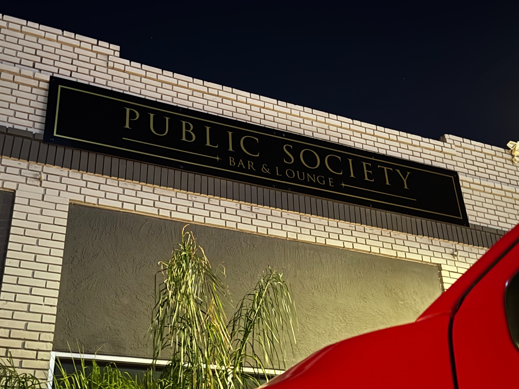 Letrero terminado de Public Society Bar and Lounge